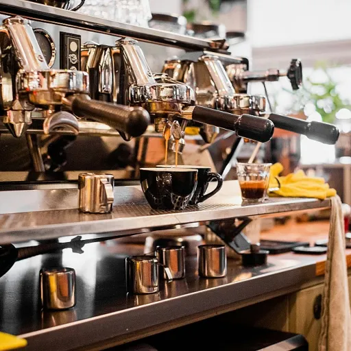 Machine automatique ou machine manuelle : comment choisir la bonne technologie pour votre café à domicile