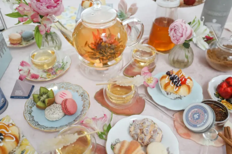 Théière en Verre, Résistante à la Cuisson et aux Micro-ondes, avec Infuseur Amovible pour Thé en Vrac – 2 Thés Fleuris Inclus – Bouilloire et Machine à Thé 1.2 L