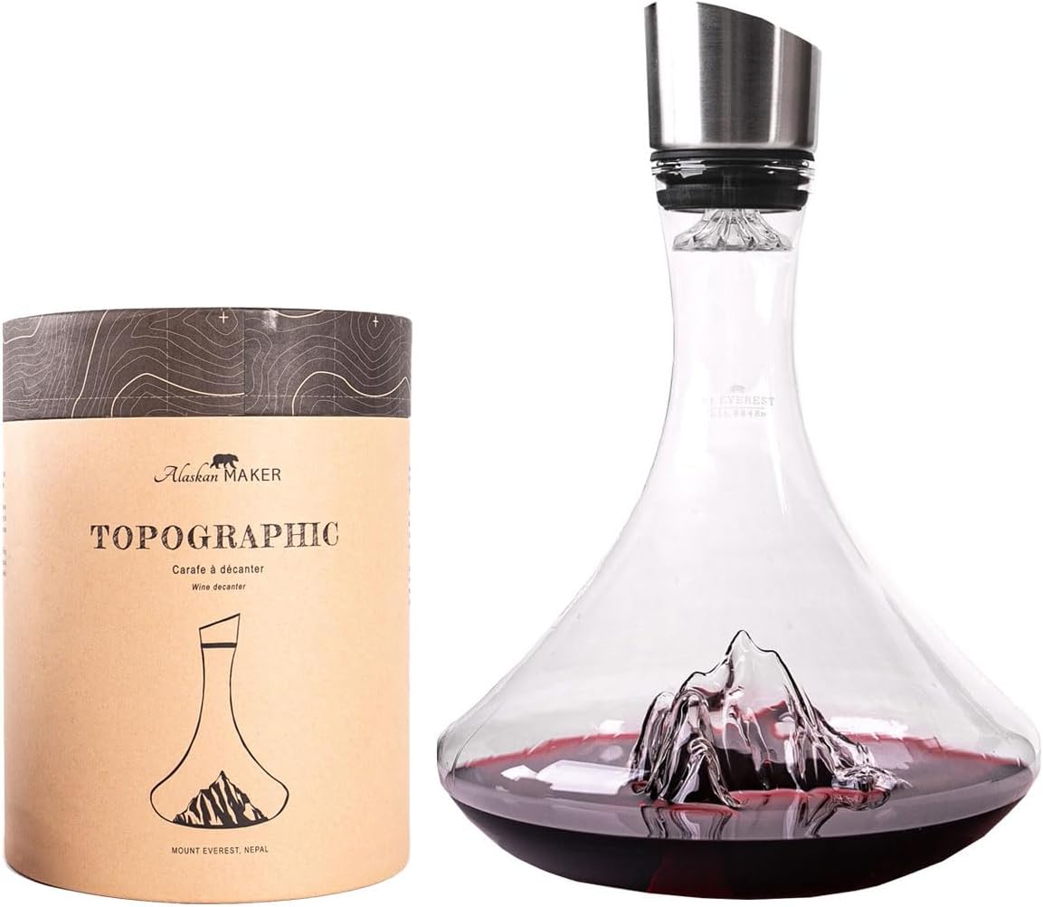 Carafe à décanter le vin 1.8 L - Verre Cristallin de qualité supérieure soufflés artisanalement avec les montagnes en relief - Bouchon 3 en 1 (filtre, aérateur et bec verseur) (Everest)
