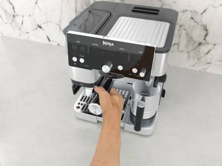 Machine à café Luxe Essential 2-en-1, Latte, Cappuccino et Espresso avec broyeur à grains et mousseur à lait intégrés, facile à utiliser, 2 préréglages mousse, argent, ES501EU Luxe Essential Argent