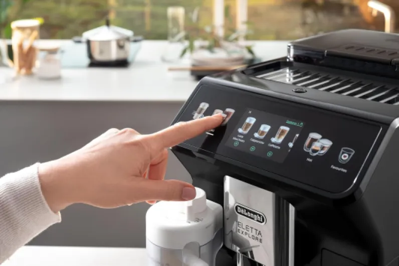 De’Longhi Eletta Explore - Perfetto Machine à Café Automatique avec LatteCrema Mousseur à Lait Automatique, 50 Boissons en une Seule Touche, Écran Tactile Couleurs, Gris Foncé (ECAM452.57.G) Sans Cold Extraction Technology